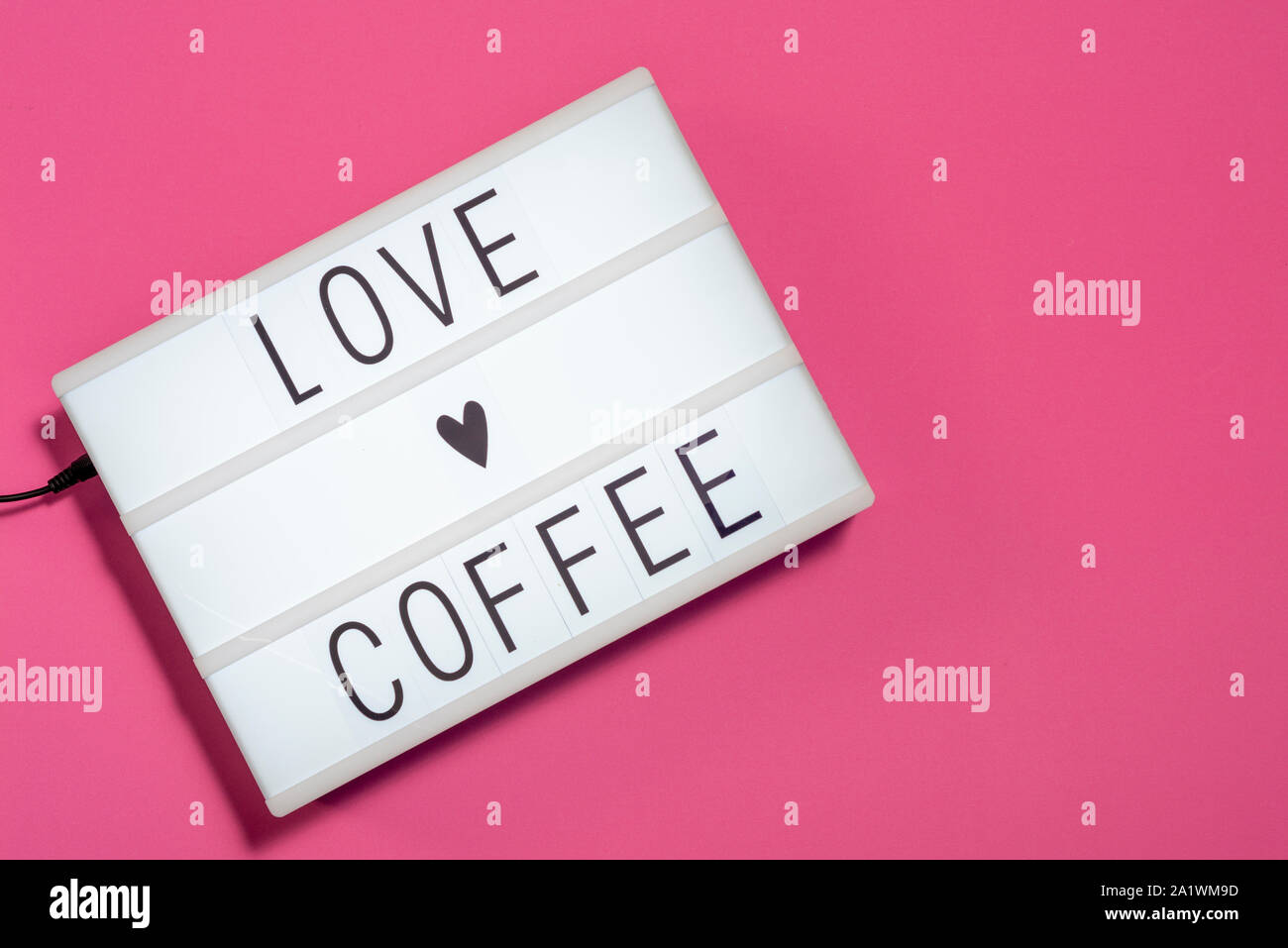 Lightbox mit lieben Kaffee Nachricht auf rosa Hintergrund Stockfoto