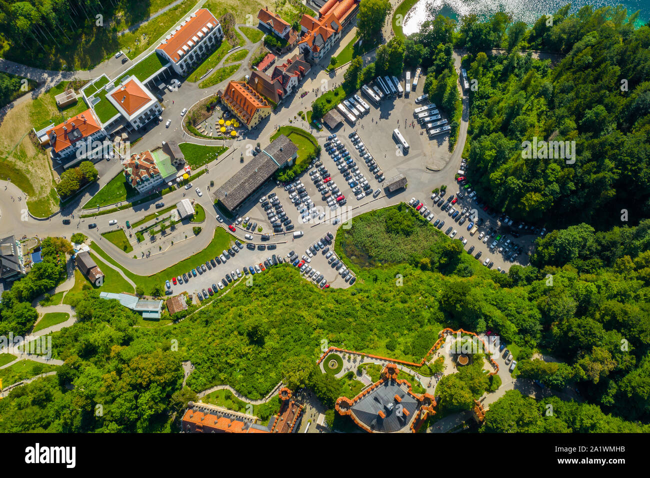 Blick auf das Schloss Hohenschwangau Schwangau, Bayern, Deutschland. Drone Bild der Landschaft mit Bäumen. Stockfoto