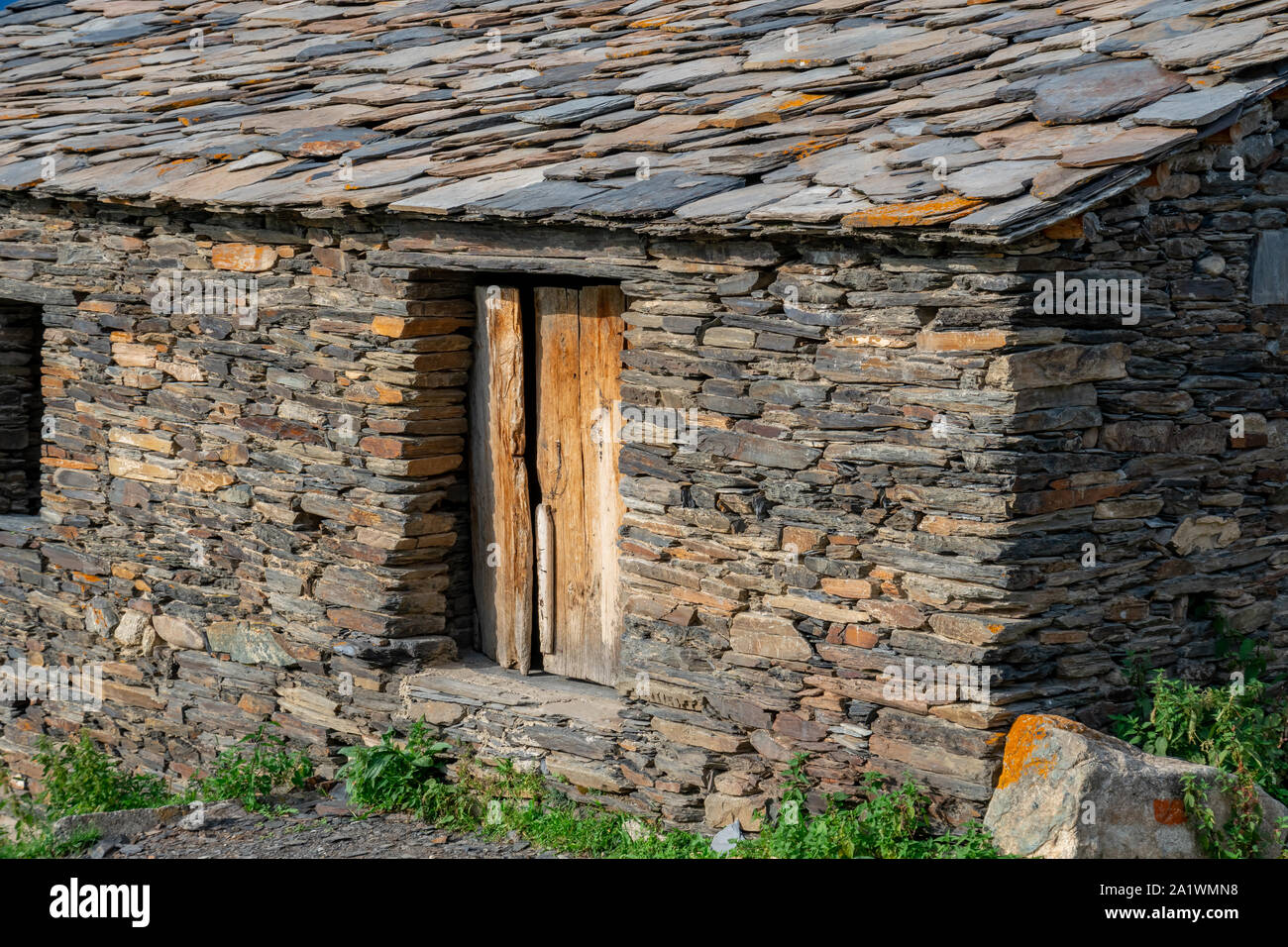 Typischen alten Haus aus Stein mit Holztür in Harderwijk, Georgia. Traditionelle Architektur von Harderwijk. Reisen. Stockfoto