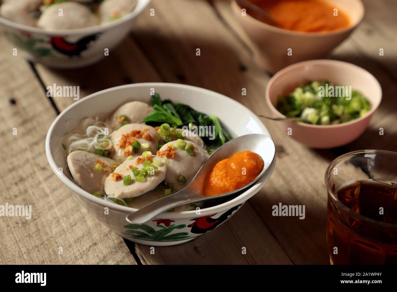 Bakso Sapi Gepeng. Beliebte Street Food Gericht der flache Frikadelle Suppe mit Reis Nudeln. Stockfoto
