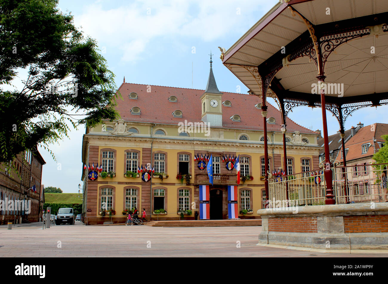 BELFORT, Frankreich, 25. Juli 2016: Das Rathaus und die Place d'Armes in Belfort in der Franche-Comte, Frankreich. Belfort ist eine große Stadt und beliebt Stockfoto