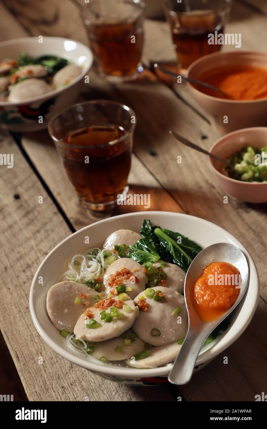 Bakso Sapi Gepeng. Beliebte Street Food Gericht der flache Frikadelle Suppe mit Reis Nudeln. Stockfoto