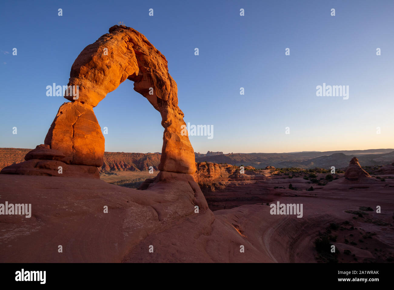 Arches National Park, Utah, Vereinigte Staaten von Amerika, Zarten Arch, die La Sal Mountains, Balanced Rock, Tourismus, Travel Destination. Stockfoto