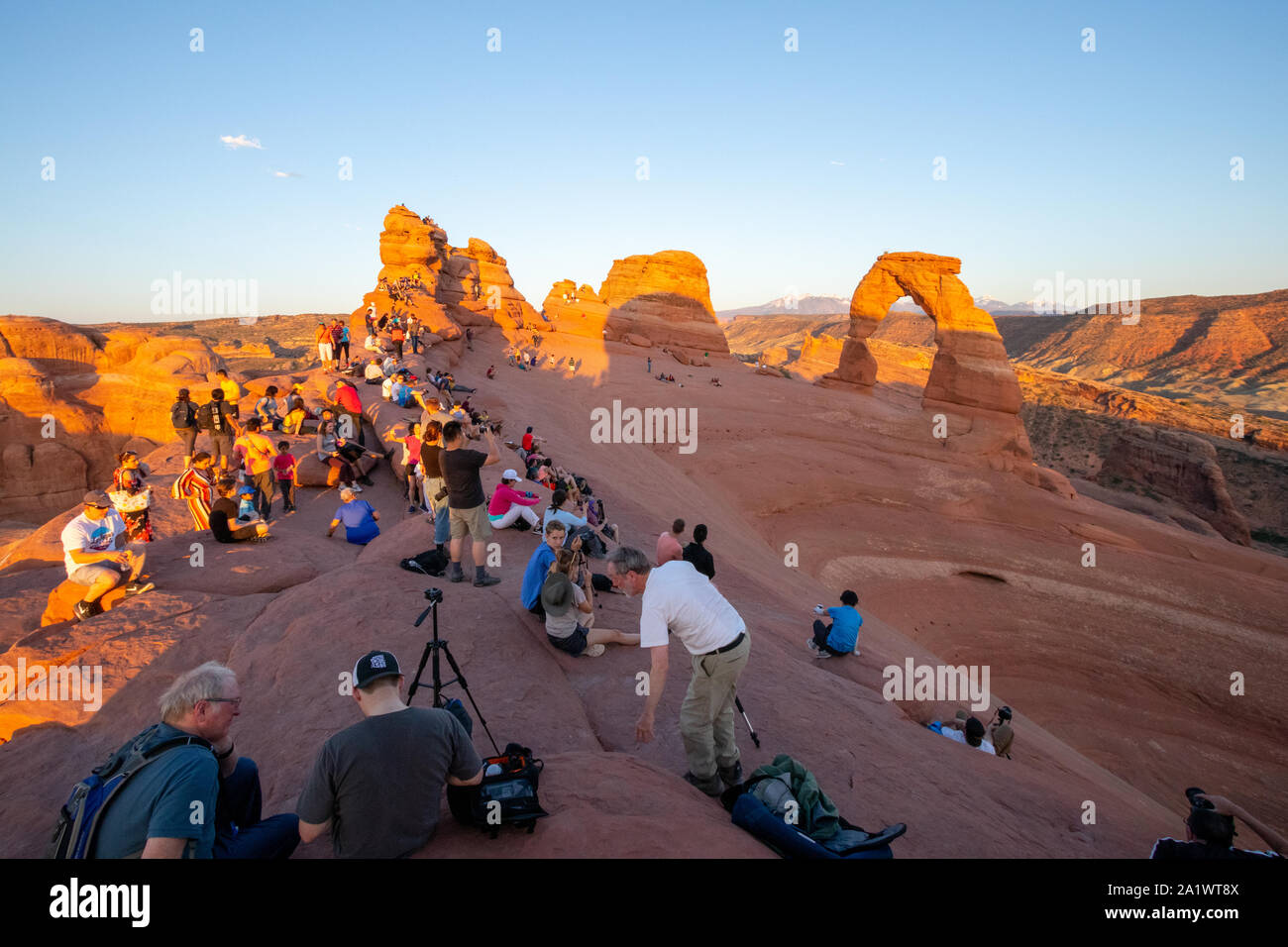 Viele Leute warten auf die Schaufel Foto bei den Zarten Arch, Utah, Vereinigte Staaten von Amerika, verrückt, Tourismus, Wirklichkeit, Urlaub, Ferien, Sommer, Stockfoto