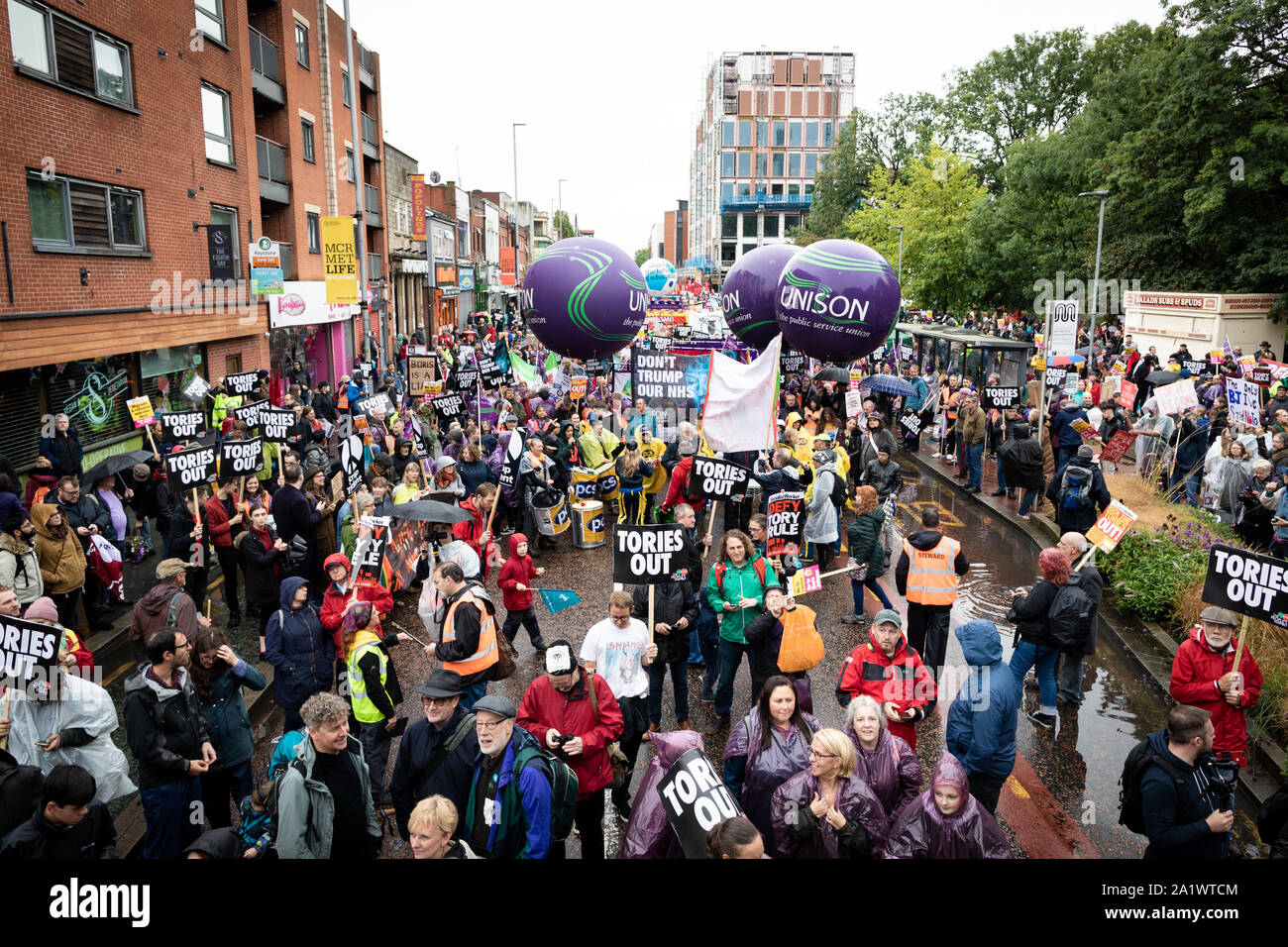 Manchester, Großbritannien. 29. September 2019. Zehntausende Demonstranten zogen durch die Stadt und vorbei an dem Parteitag der Konservativen Partei an diesem Nachmittag. Lokale Gruppen und Gewerkschaften im ganzen Land kam in Reaktion auf die Wut auf die aktuelle politische Situation und auf Filz - gehen, Sparpolitik, die packend ist Großbritannien. Andy Barton/Alamy leben Nachrichten Stockfoto