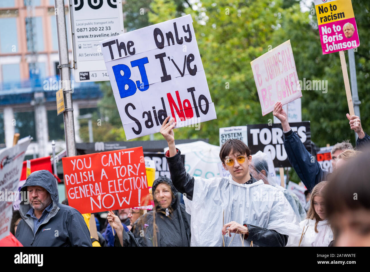 Manchester, Großbritannien. 29. September 2019. Tausende von Menschen füllten die Straßen von Manchester City Centre, im Nordwesten von England, gegen den Parteitag der Konservativen Partei, die in der Stadt an der Manchester Central Convention Complex gehalten wird, zu protestieren. Quelle: Christopher Middleton/Alamy leben Nachrichten Stockfoto