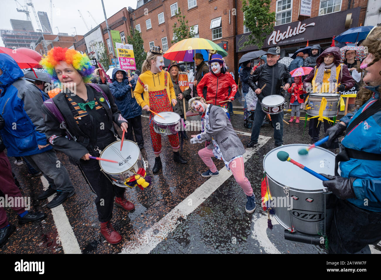 Manchester, Großbritannien. 29. September 2019. Tausende von Menschen füllten die Straßen von Manchester City Centre, im Nordwesten von England, gegen den Parteitag der Konservativen Partei, die in der Stadt an der Manchester Central Convention Complex gehalten wird, zu protestieren. Quelle: Christopher Middleton/Alamy leben Nachrichten Stockfoto