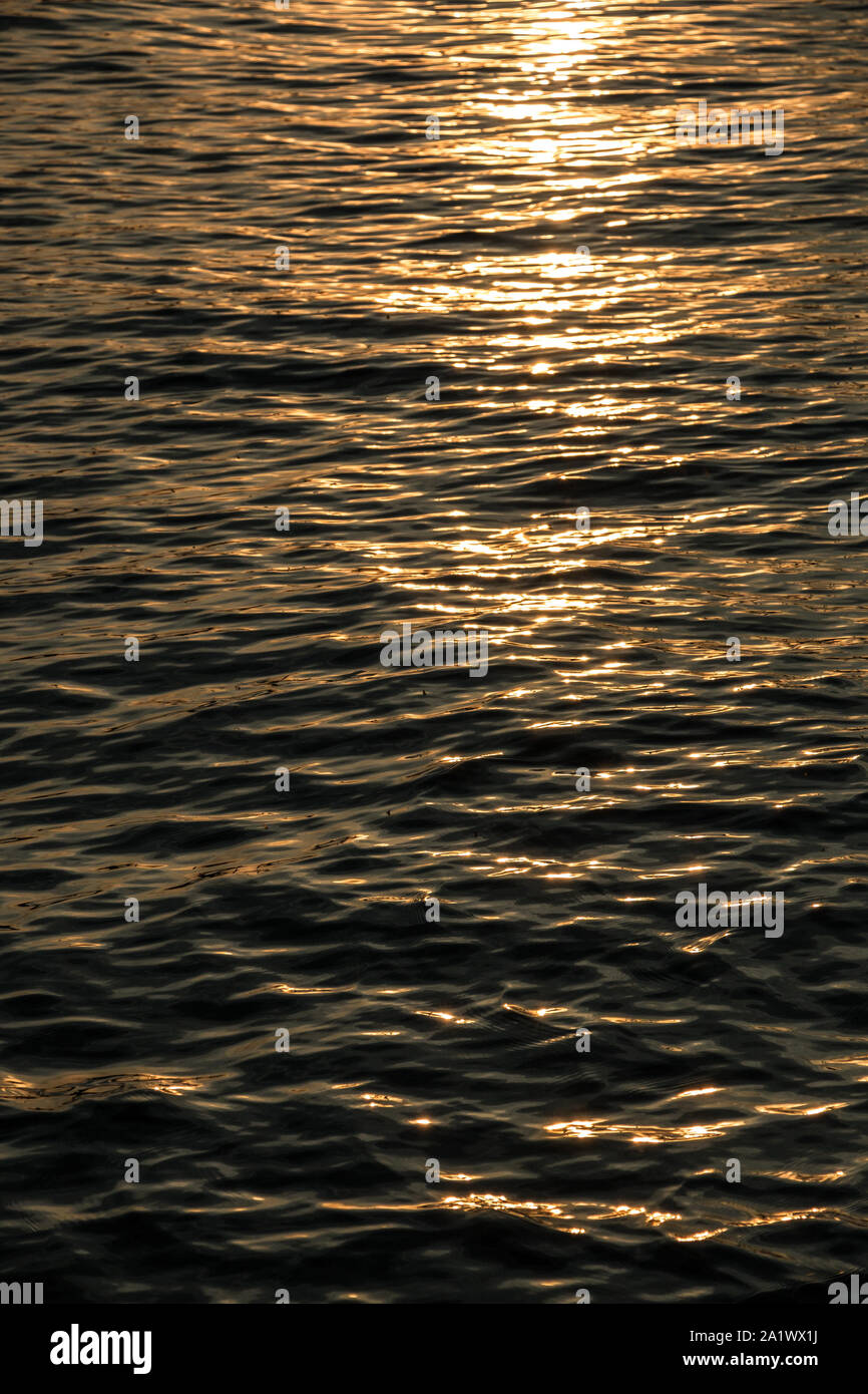 Sonnenuntergang über dem goldenen See oder den Golden Sea Stockfoto