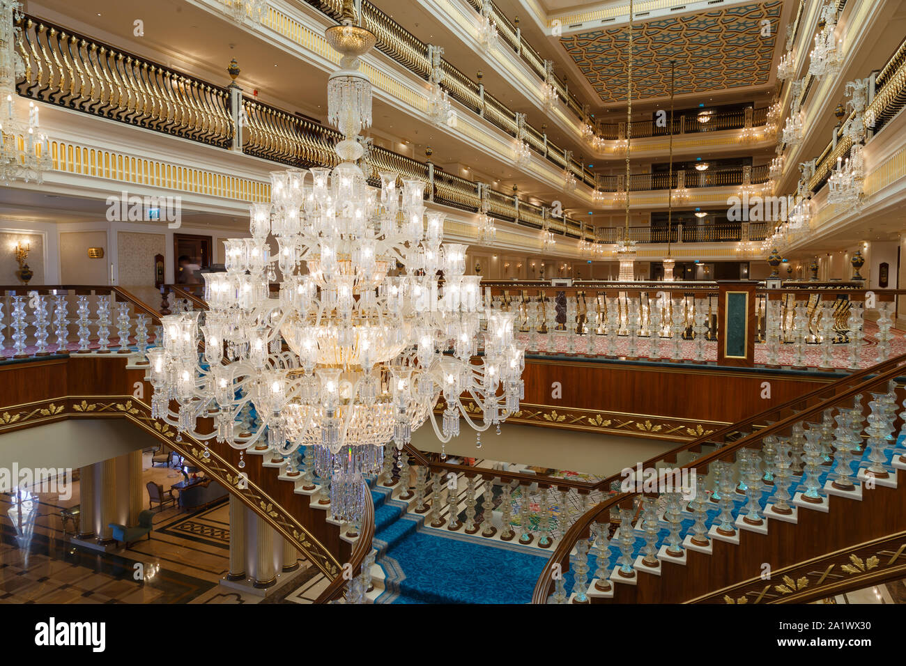 Kronleuchter und Treppen von Mardan Palace Luxury Hotel, das teuerste Luxus Europäer Resort Stockfoto