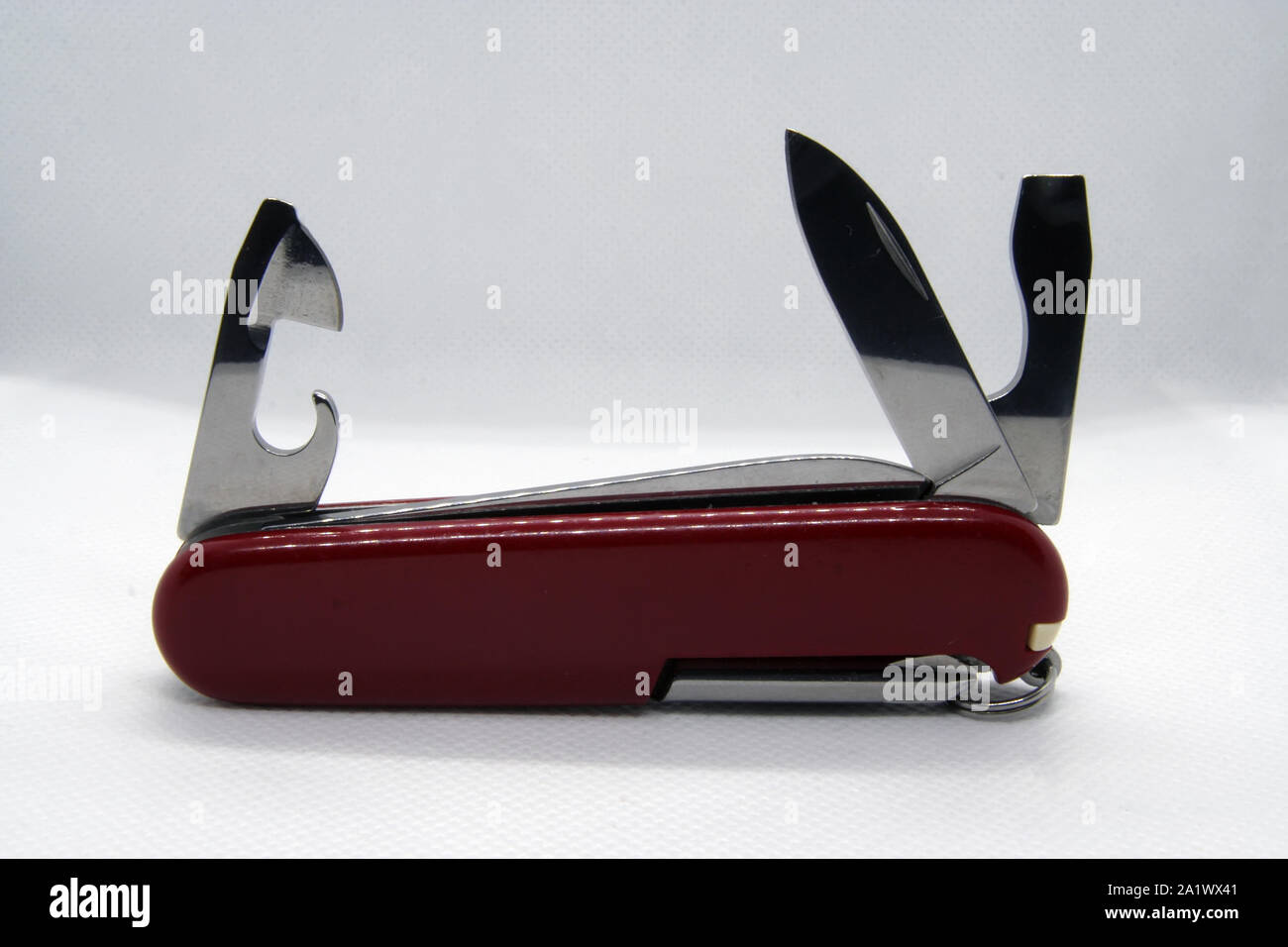 Kleine kompakte Messer. Kompakte Taschenmesser. Handliches Werkzeug Messer. Stockfoto
