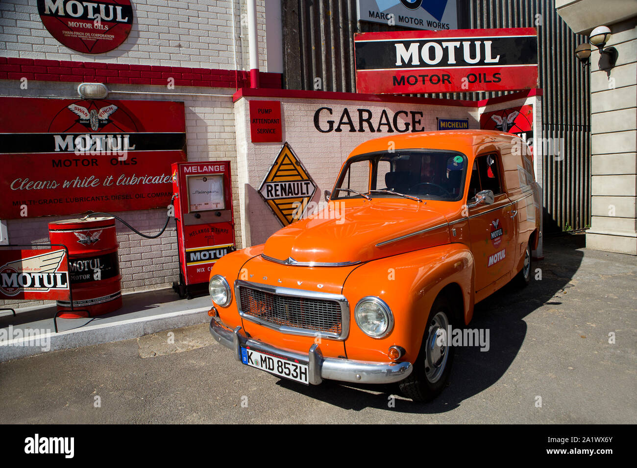Volvo Amazon auf Anzeige außerhalb des Motul garage Am Goodwood Revival 14. Sept 2019 in Chichester, England. Copyright Michael Cole Stockfoto