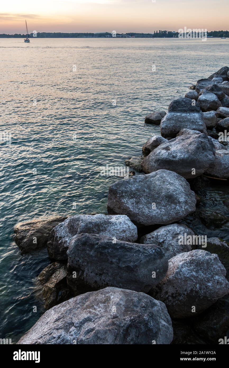 Kleine schwarze Landzunge in das Wasser und einen goldenen Sonnenuntergang Stockfoto