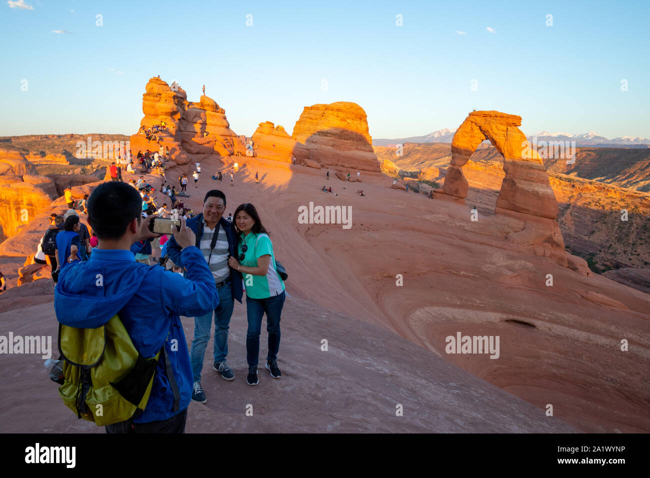 Viele Leute warten auf die Schaufel Foto bei den Zarten Arch, Utah, Vereinigte Staaten von Amerika, verrückt, Tourismus, Wirklichkeit, Urlaub, Ferien, Sommer, Stockfoto