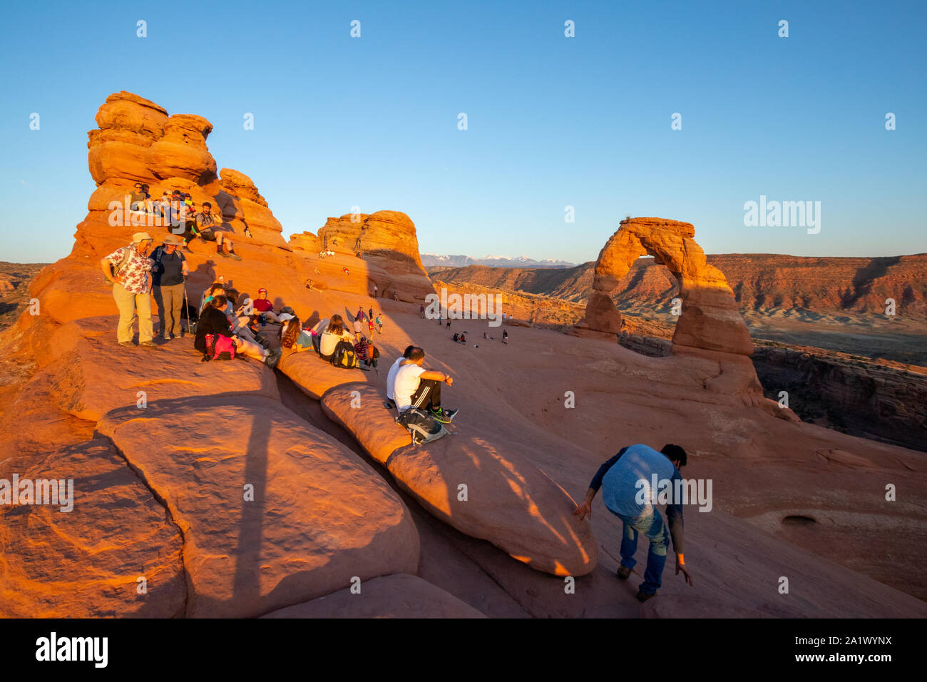 Viele Leute warten auf die Schaufel Foto bei den Zarten Arch, Utah, Vereinigte Staaten von Amerika, verrückt, Tourismus, Wirklichkeit, Urlaub, Ferien, Sommer, Stockfoto