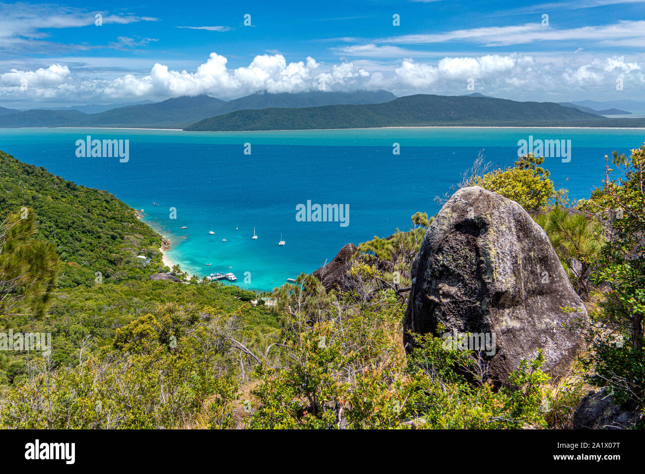 Blick auf die Bucht, den Strand und Steg vom Aufstieg auf den Gipfel des Fitzroy Island, Tropical North Queensland, Australien Stockfoto