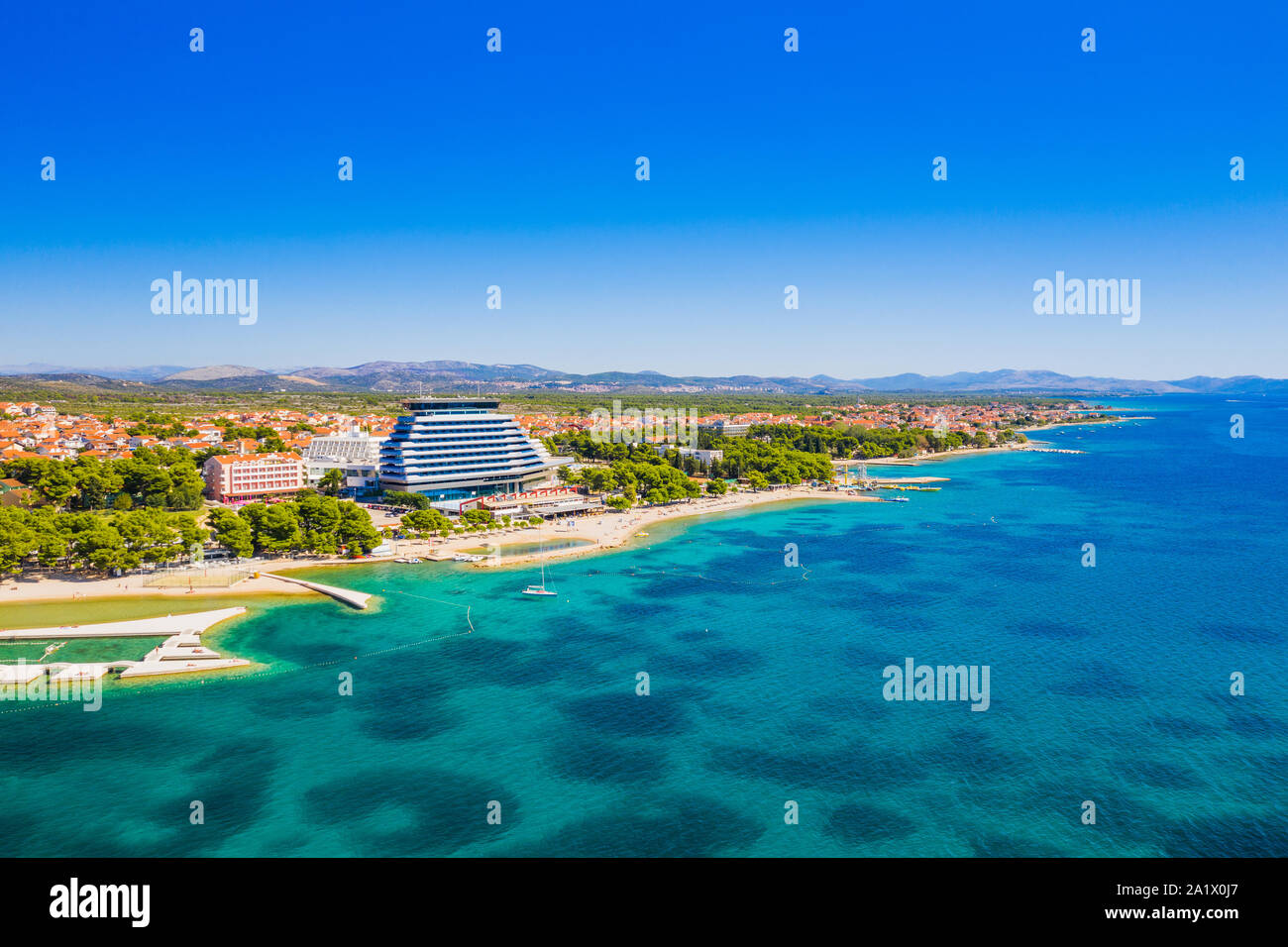 Dalmatinische Stadt Vodice und erstaunliche türkis Strände Luftaufnahme, Kroatien Stockfoto