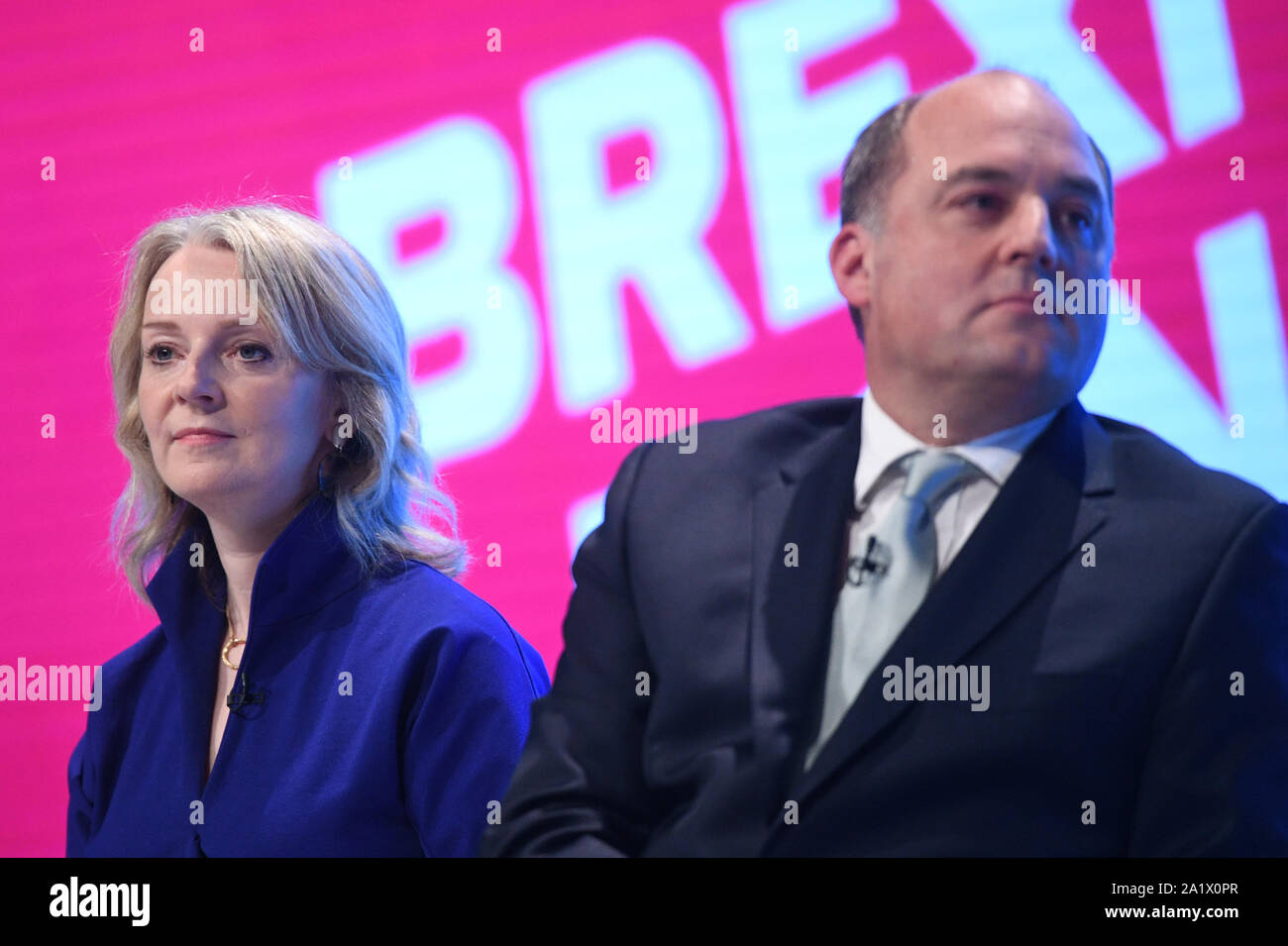 Der internationale Handel Sekretärin Liz Truss und Verteidigungsminister Ben Wallace auf der Bühne auf dem Parteitag der Konservativen Partei in der Manchester Convention Center statt. Stockfoto