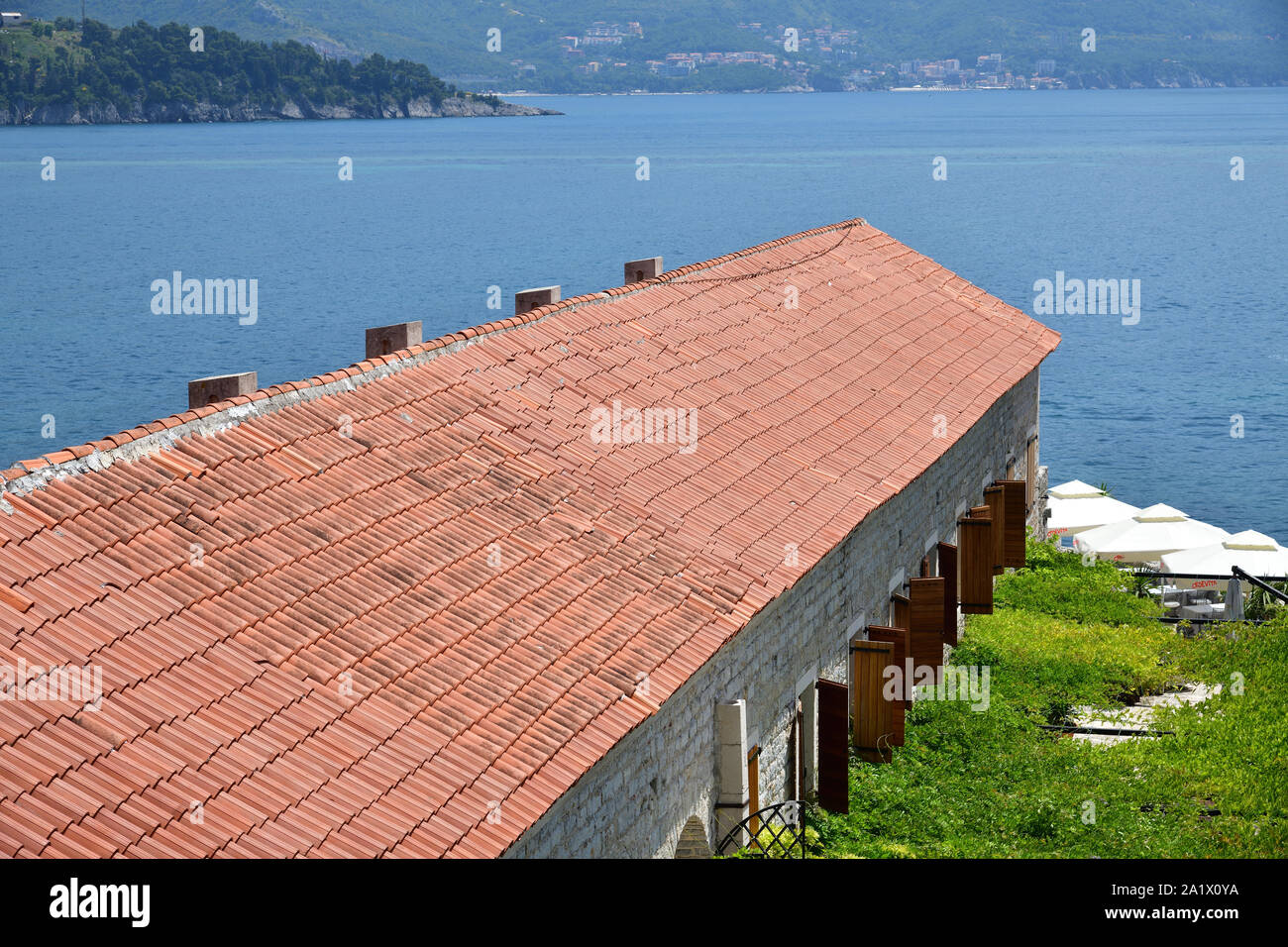 Budva, Montenegro - Juni 13.2019. Altes langes Gebäude mit Ziegeldach in der Altstadt Stockfoto