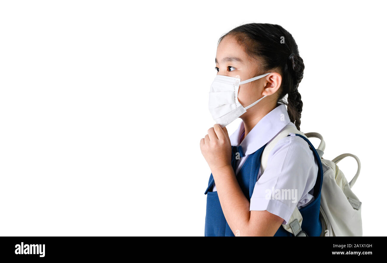 Schule Mädchen tragen Mund Maske gegen Luft smog Luftverschmutzung auf weißem Hintergrund mit Freistellungspfad Stockfoto