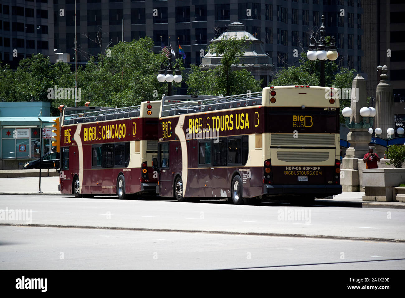 Big Bus Chicago oben offen geführte Bustour Busse an der Haltestelle Wacker Drive Chicago, Illinois geparkt Vereinigte Staaten von Amerika Stockfoto