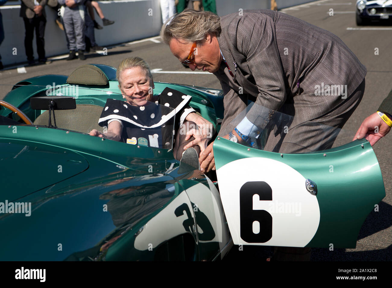 Der Herzog von Richmond, (Charles Gordon-Lennox), helfende Frau Susie Moss in eine 1957 Aston Martin DBR1, (1959 Le Mans gewinnen Auto), während der 1959 RAC Stockfoto