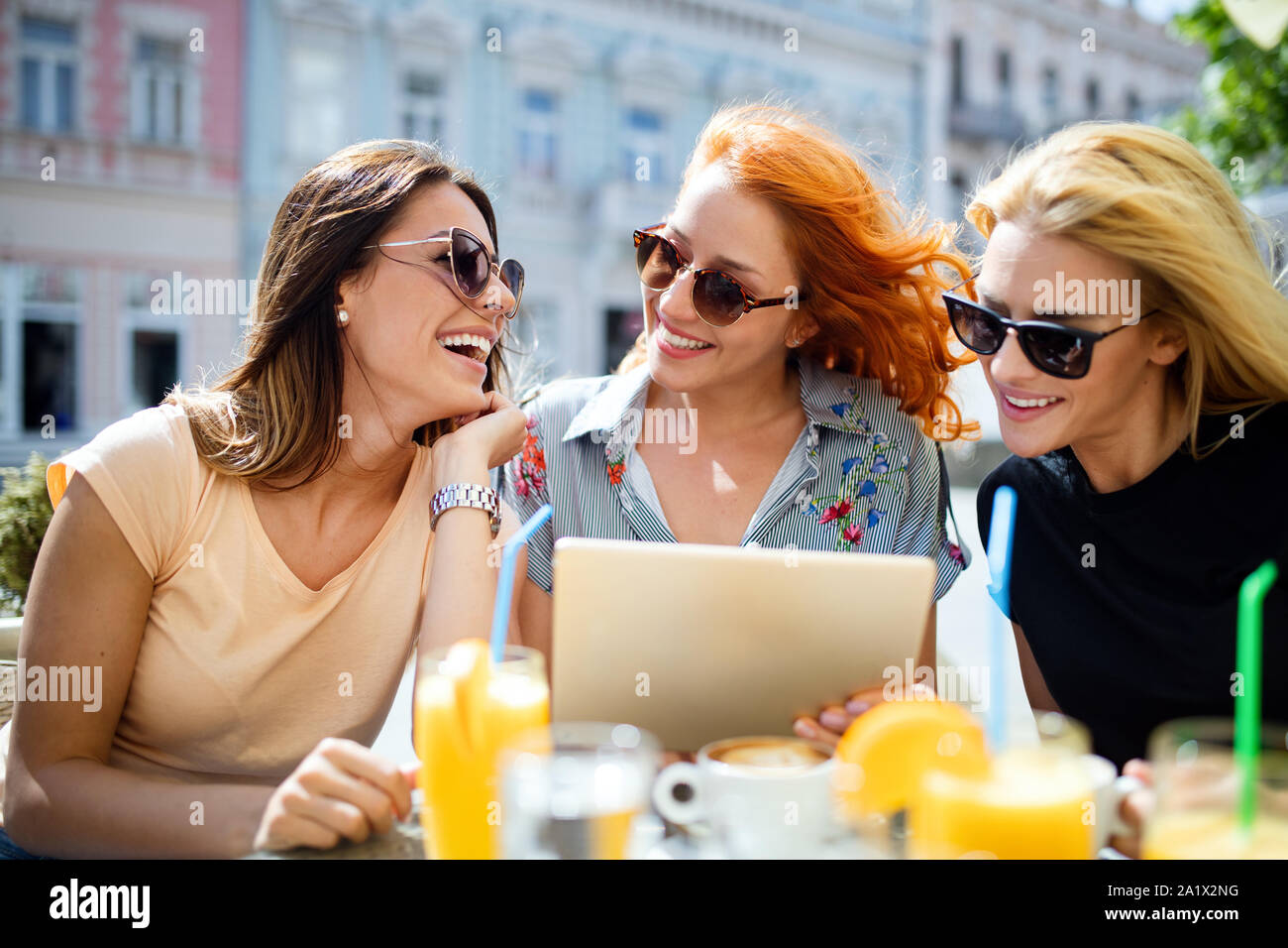 Freunde Frauen gemeinsam Spaß haben in der Stadt Stockfoto