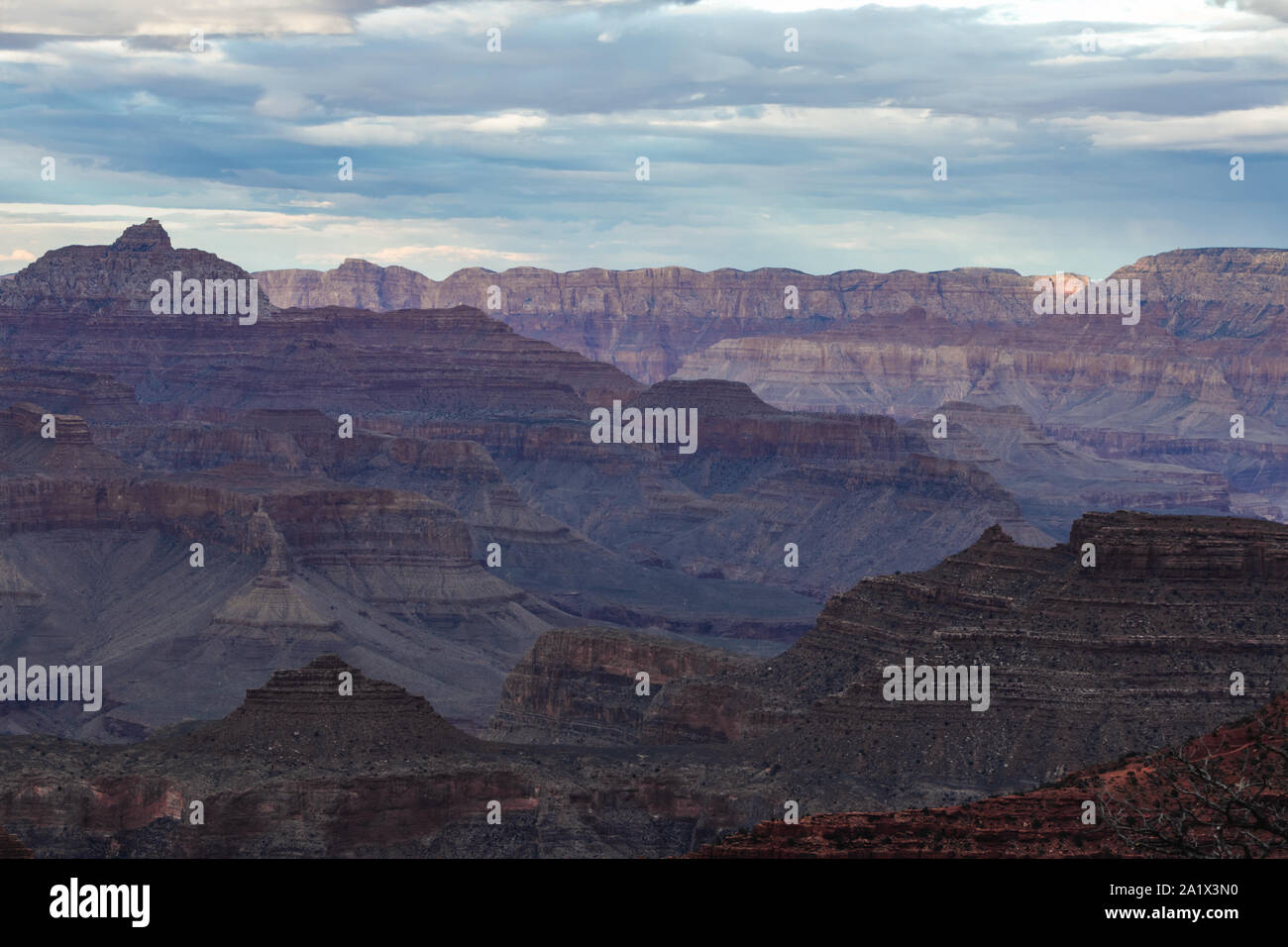 Der Grand Canyon ist eine steile Schlucht geschnitzt von den Colorado River in Arizona, Usa. Reiseziel, schöne Landschaft, Landschaft. Hug Stockfoto