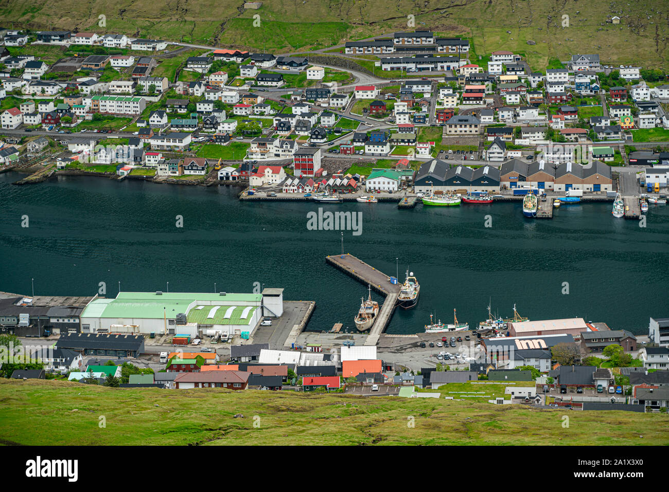 Klaksvik und Blick auf den Hafen, die Insel Bordoy, Färöer Inseln Stockfoto