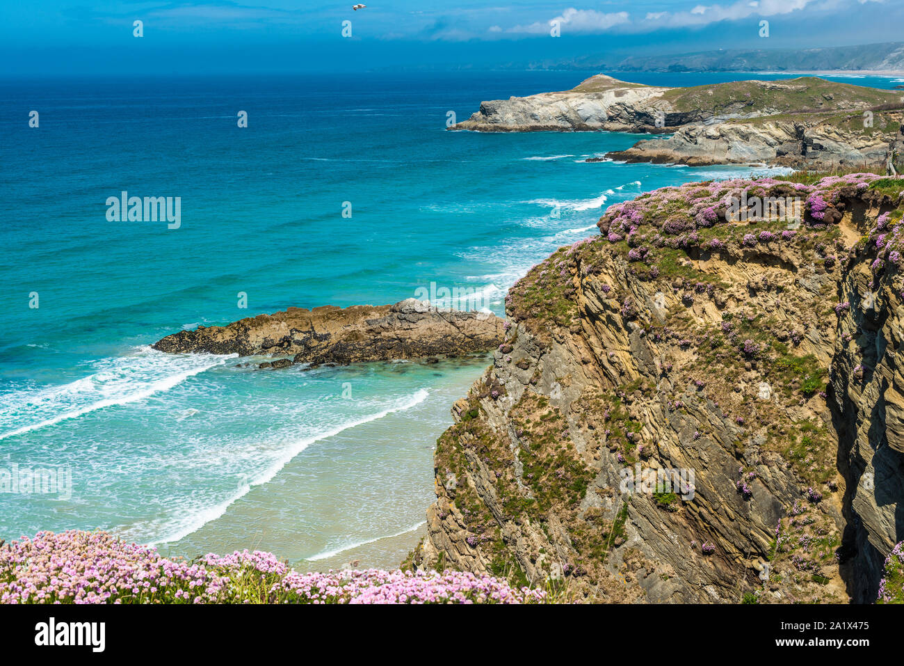 Atemberaubende Küstenlandschaft mit Newquay Strand in North Cornwall, England, Großbritannien. Stockfoto