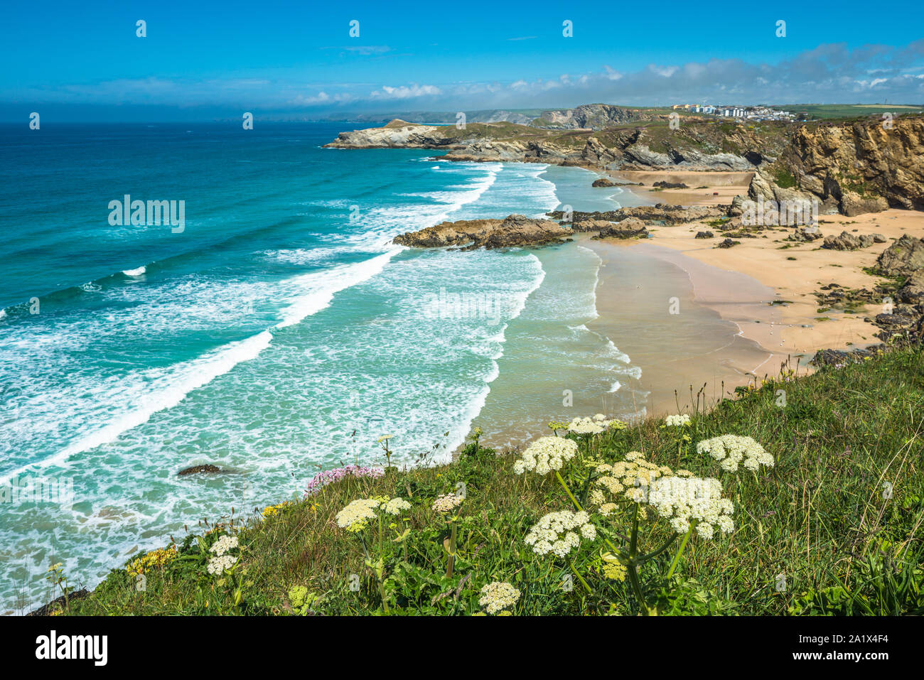 Atemberaubende Küstenlandschaft mit Newquay Strand in North Cornwall, England, Großbritannien. Stockfoto