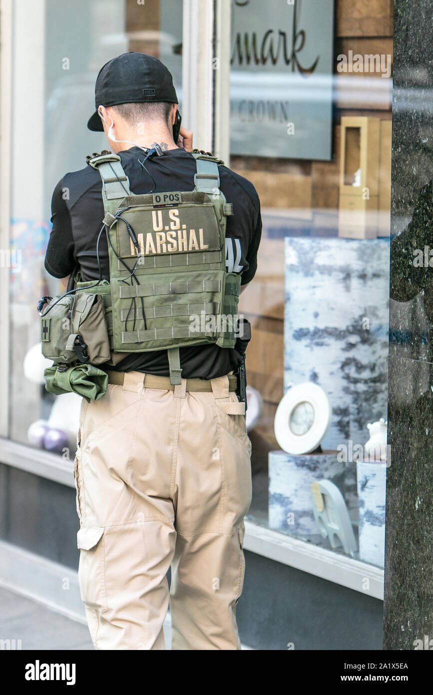 NYC, 9/27/2019: US Marshal ist, am Telefon zu sprechen, während bei der Generalversammlung zu einer Polizeikontrolle in der Nähe des UN-Hauptquartiers eingesetzt. Stockfoto