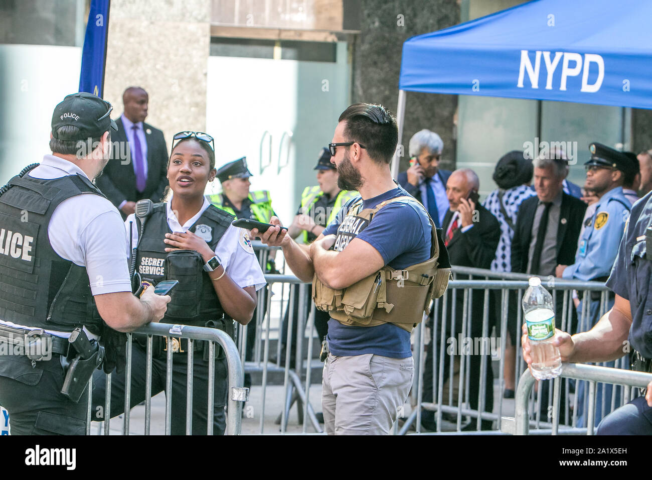 NYC, 9/27/2019: Secret Service Agenten und andere Security Personal ist bei einer Polizeikontrolle in Manhattan während der Generalversammlung der Vereinten Nationen im Einsatz. Stockfoto