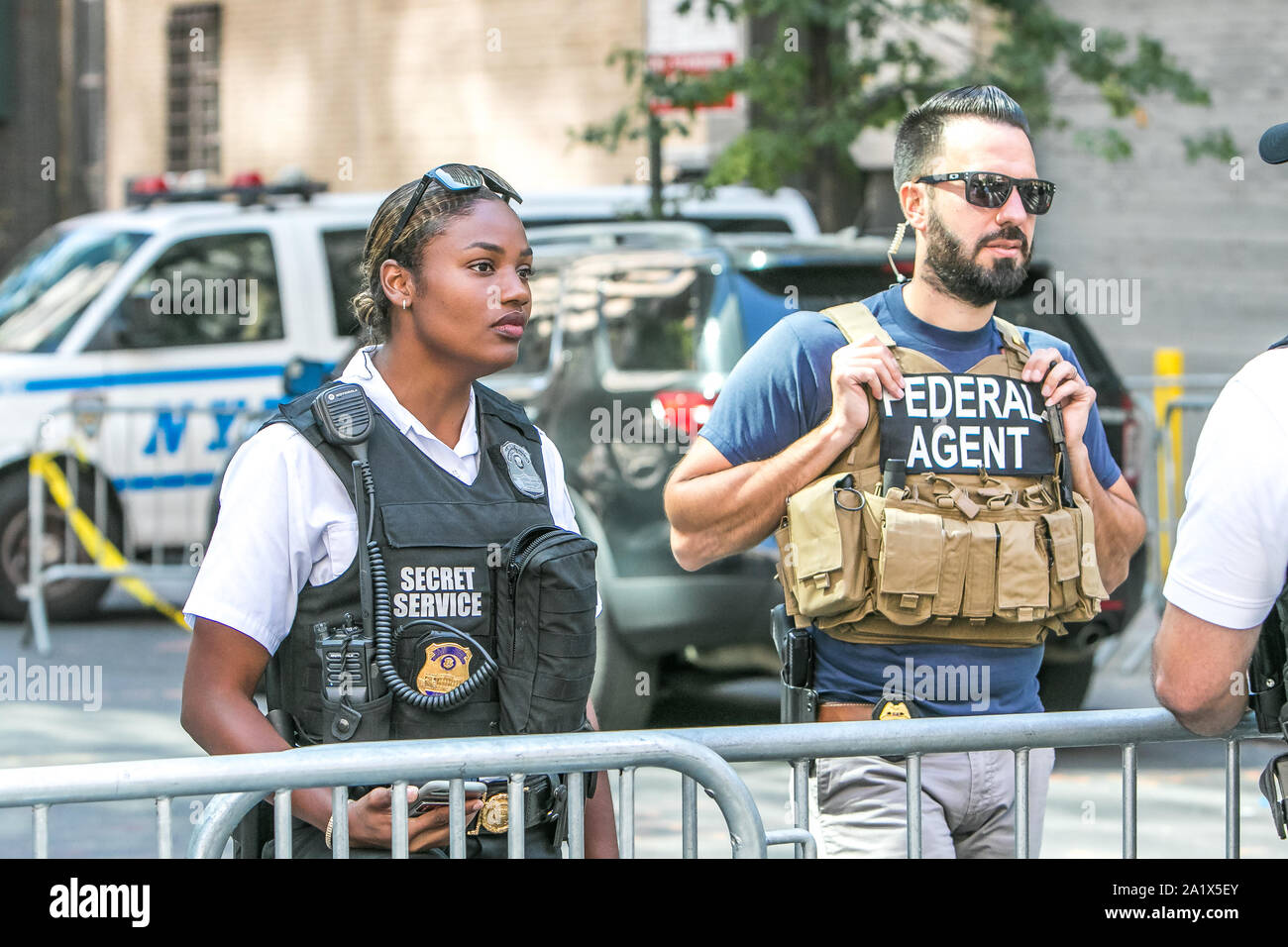 New York City, 27.9.2019: US-Federal Agent und ein Secret Service Agent an einem Kontrollpunkt in Manhattan während der UN-Vollversammlung. Stockfoto