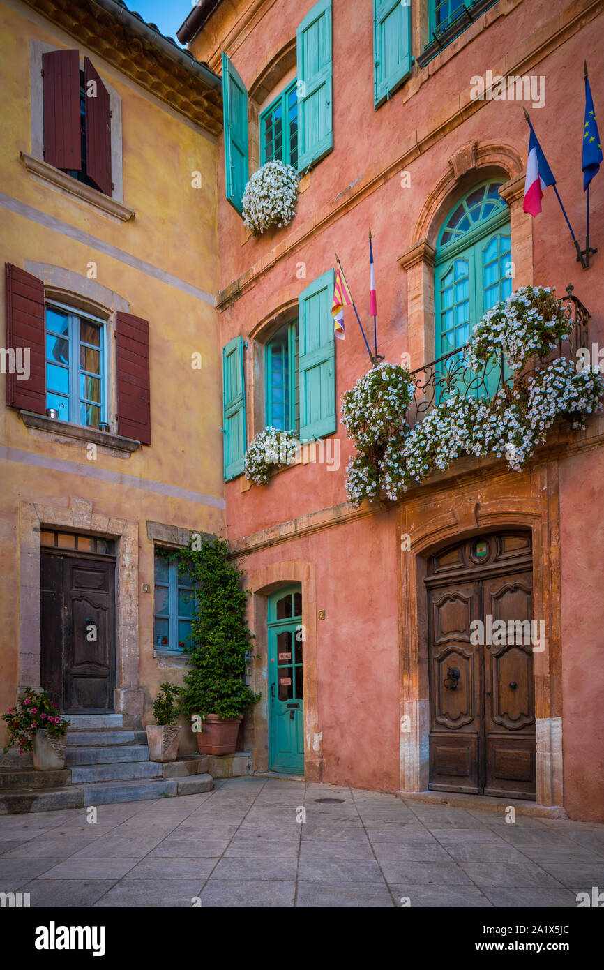 Roussillon ist eine französische Gemeinde im Département Vaucluse der Region Provence-Alpes-Côte d'Azur in Südfrankreich. Stockfoto