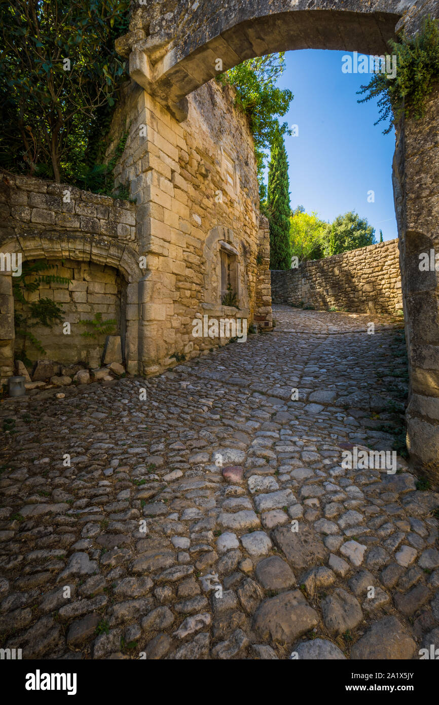 Oppède ist eine Gemeinde im Departement Vaucluse in der Region Provence-Alpes-Côte d'Azur in Südfrankreich. Oppidum ist das lateinische Wort für 'Ort'. Stockfoto