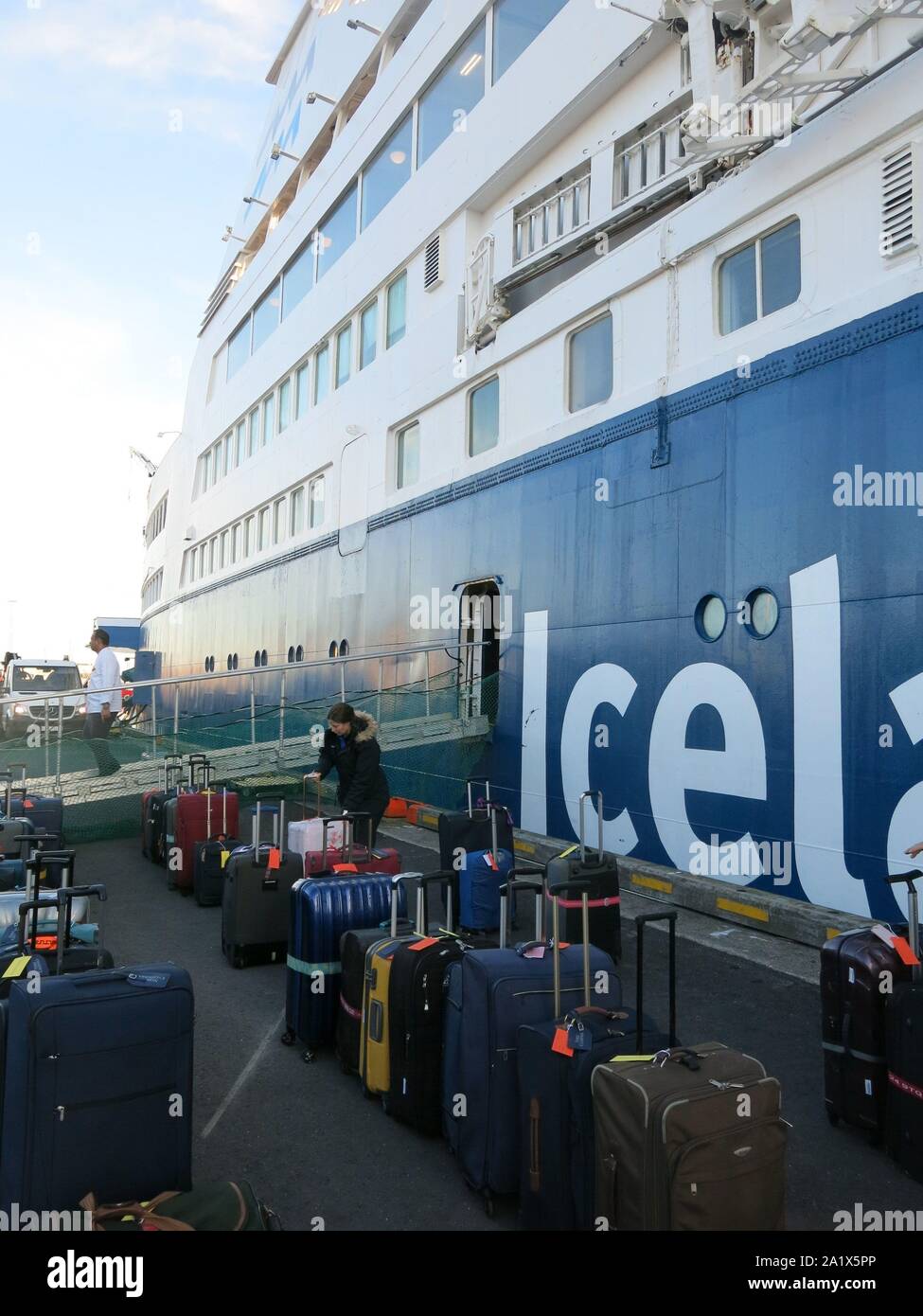 Reihen von Koffer sind auf der Hafenassistent gesäumt, die Wartezeiten für Passagiere, die von einem Kreuzfahrtschiff zu steigen; der Hafen von Reykjavik, Island Stockfoto