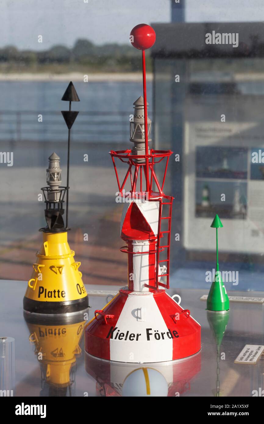 Große Licht Boje, nahen Fahrrinne Zeichen, Modelle der Navigation Zeichen in einer Vitrine, Lubeck-Travemunde, Lübecker Bucht, Ostsee, Schleswig-Holstein Stockfoto