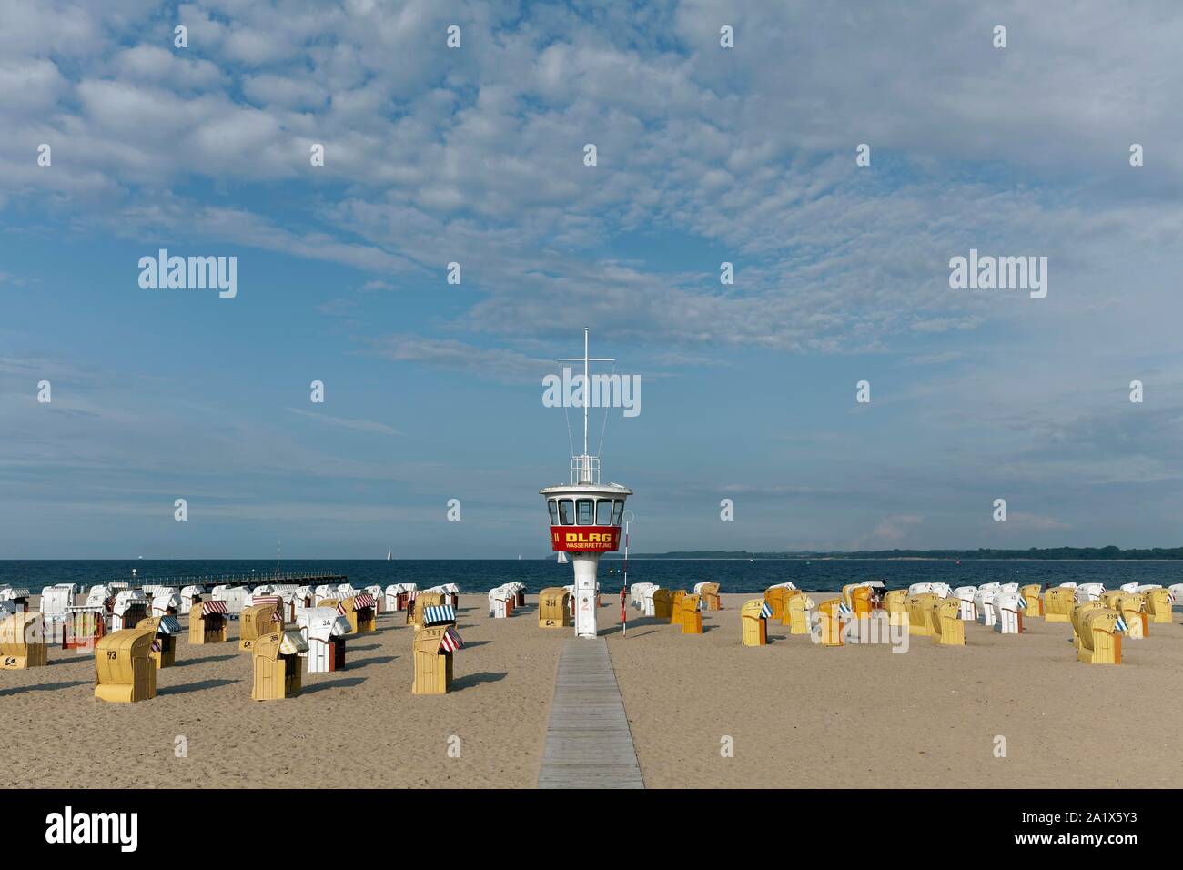 Leere Sandstrand mit Strandkörben und DLRG-Rettungsschwimmer Tower, Lubeck-Travemunde, Lübecker Bucht, Ostsee, Schleswig-Holstein, Deutschland Stockfoto