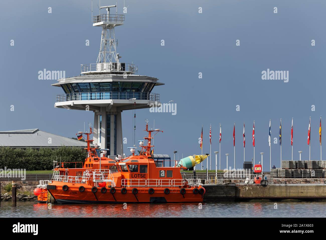 Control Tower Der verkehrszentrale an der Mündung der Trave, Pilot Boote, Lubeck-Travemunde, Lübecker Bucht, Ostsee, Schleswig-Holstein, Deutschland Stockfoto