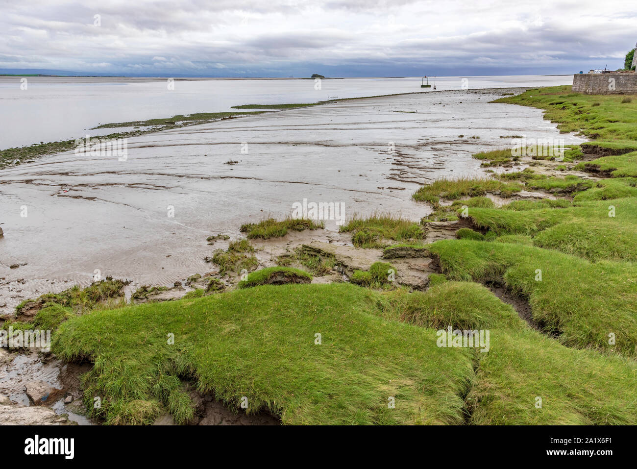 Wattenmeer an der Mündung des Flusses Leven in Ulverston mit Kapelle Insel in der Ferne. Stockfoto