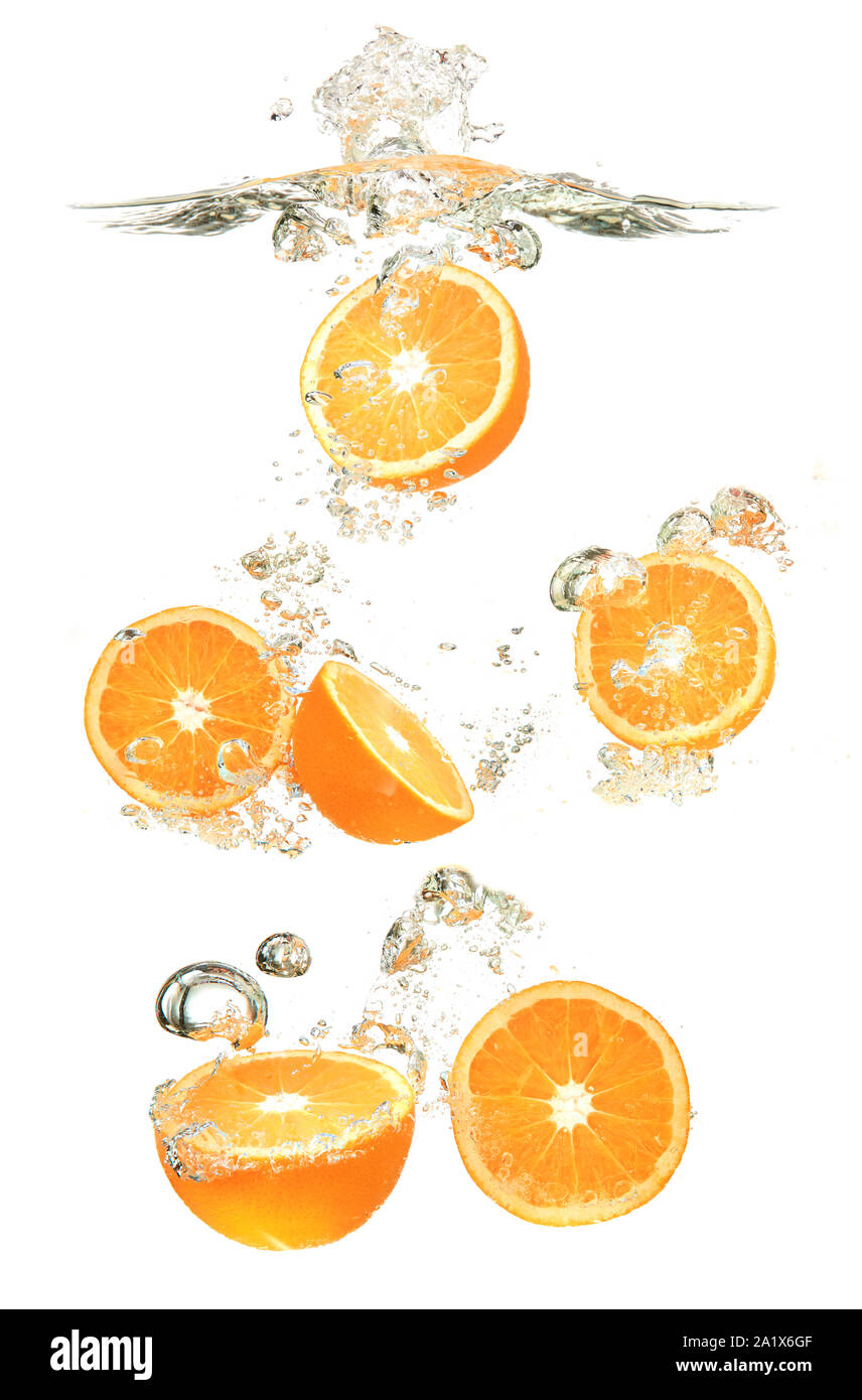 Orangen Früchte ins Wasser gefallen Splash auf weißem Hintergrund Stockfoto