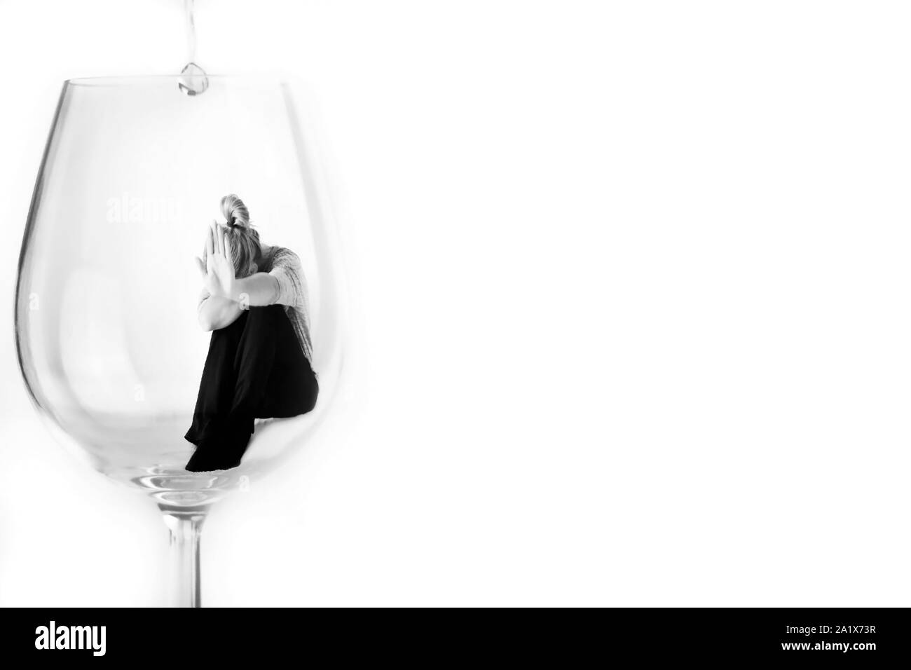 Das Konzept von Alkoholismus und Drogenabhängigkeit. Junge Frau im Glas Wein. Stockfoto