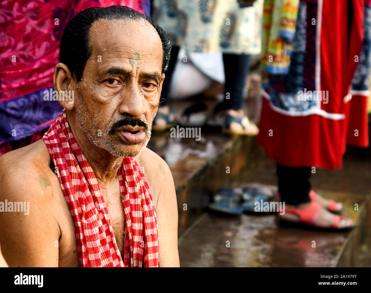 In den Stunden vor der Dämmerung Menschen beten für ihre demised Verwandte, heilige Bäder in den Ganges am Ende der Pitri Poksha. Dieses Ritual ist als "tarpan" bekannt. Stockfoto