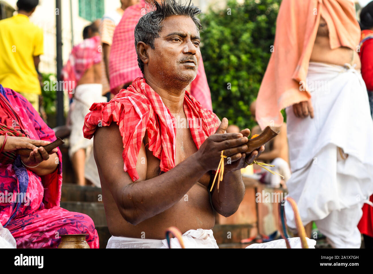In den Stunden vor der Dämmerung Menschen beten für ihre demised Verwandte, heilige Bäder in den Ganges am Ende der Pitri Poksha. Dieses Ritual ist als "tarpan" bekannt. Stockfoto