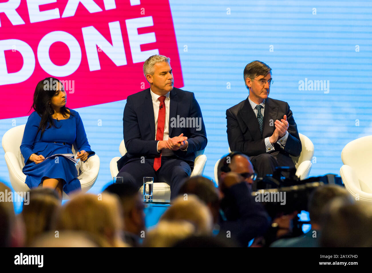 Manchester, Großbritannien. 29. September 2019. Dia Chakravarty Stühle eine Diskussionsrunde mit Staatssekretär für die Europäische Union, die Rt Hon Steve Barclay MP, Führer des Unterhauses, Der Rt Hon Jakob Rees-Mogg MP und Kanzler des Herzogtums Lancaster, Der Rt Hon Michael Gove MP an Tag 1 der 2019 Parteitag der Konservativen Partei in Manchester Central. Credit: Paul Warburton/Alamy leben Nachrichten Stockfoto