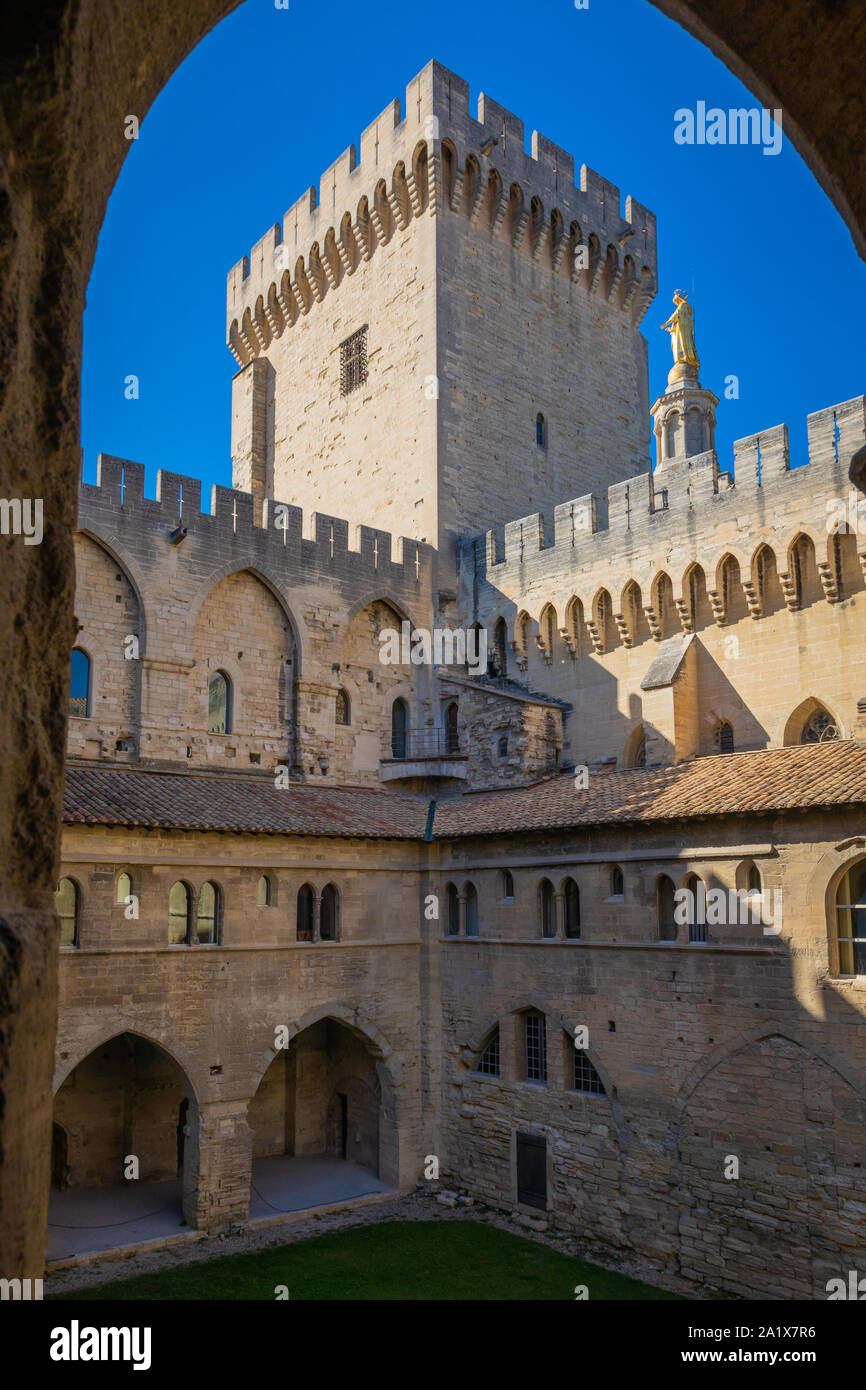 Der Palais des Papes (Englisch: Päpstliche Palast) ist ein historischer Palast in Avignon, Südfrankreich, einem der größten und wichtigsten mittelalterlichen gotischen Stockfoto