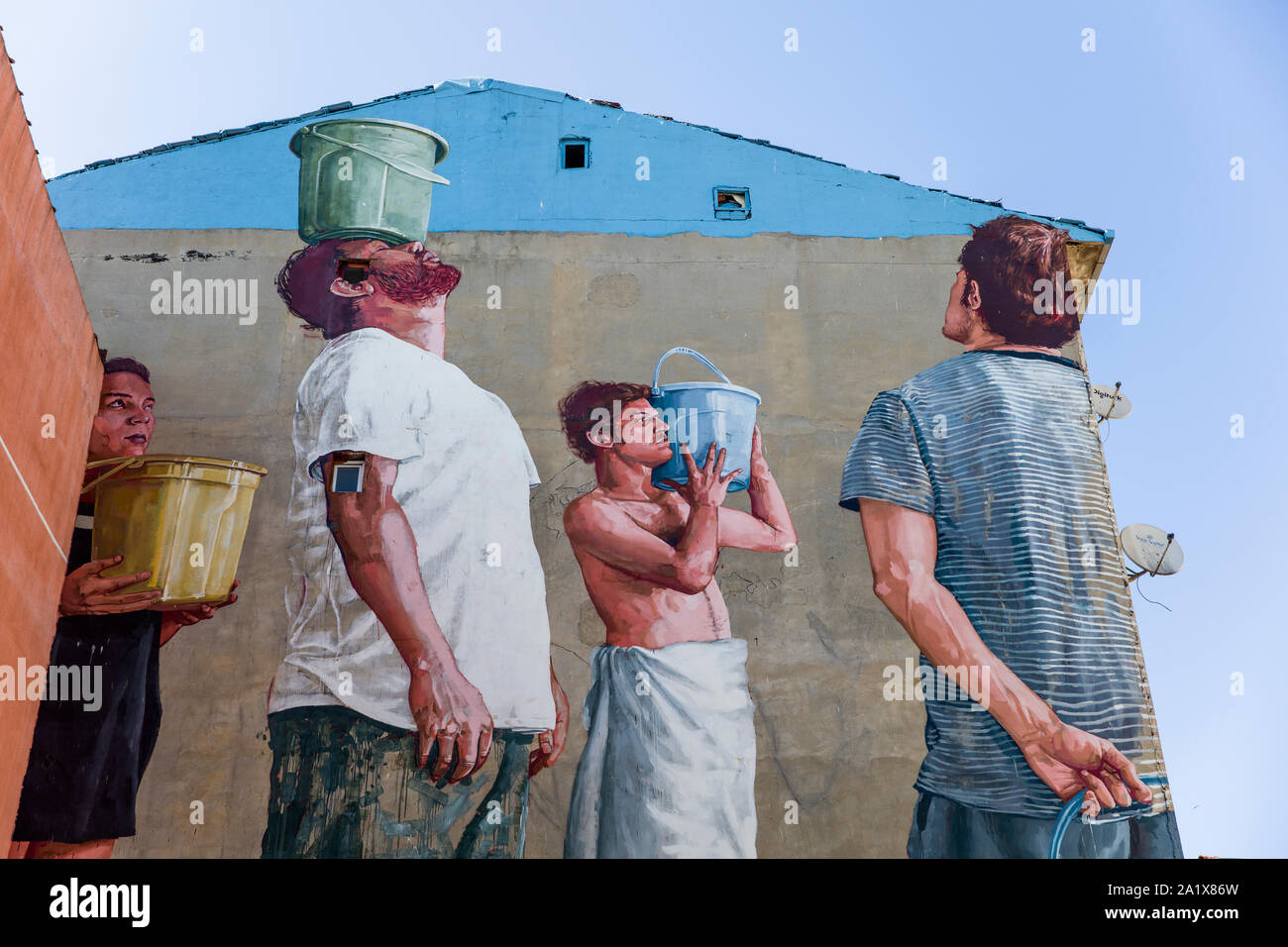 ISTANBUL, Türkei - 17. JUNI 2019: Betet für Regen Wandbild in Istanbul, Türkei. Wandbild wurde von der Australischen street artist Fintan Magee für Wandbild Istanbul gemacht Stockfoto