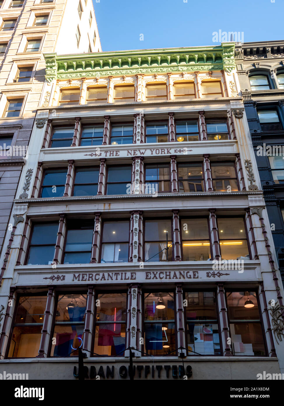 Klassische Fassade in der Innenstadt von Lower Manhattan. Stockfoto