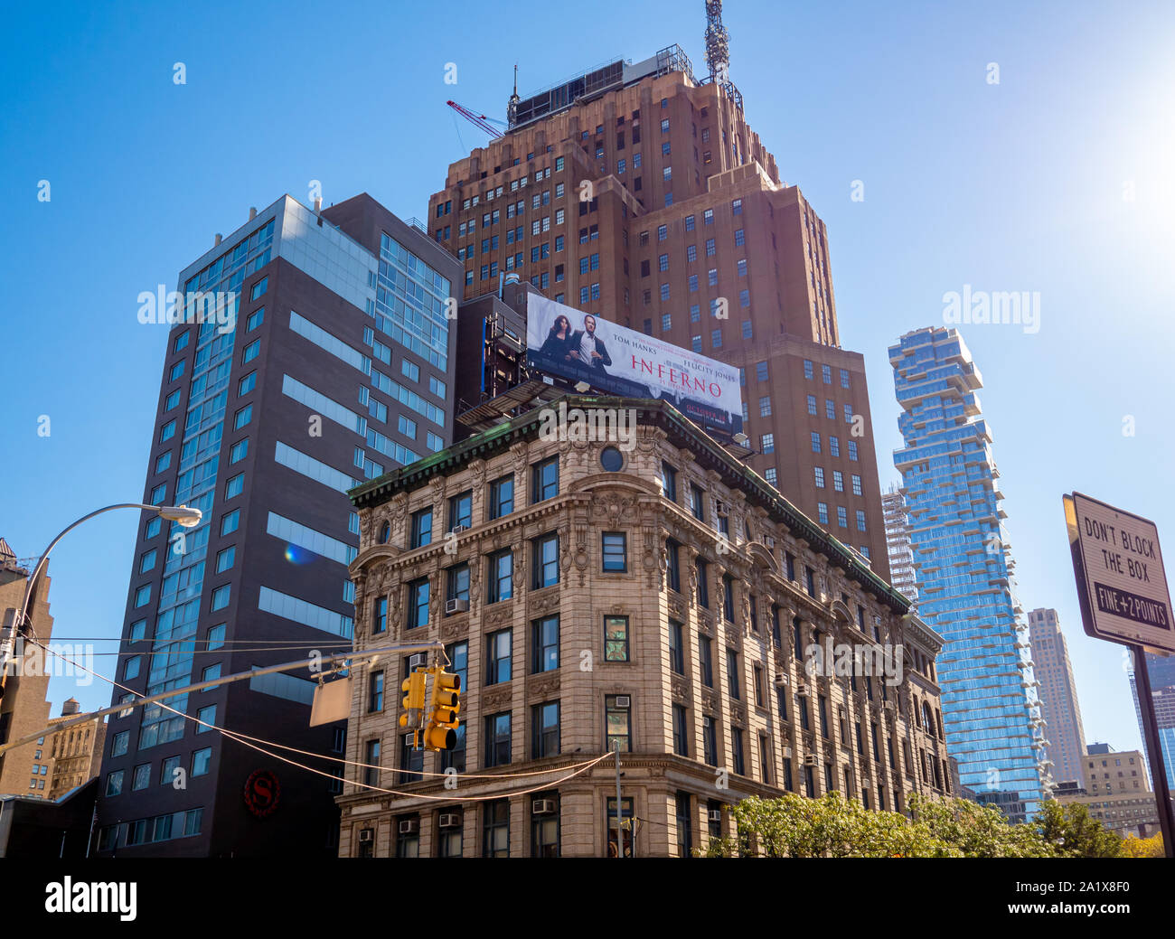 Manhattan klassischen Gebäuden mit großen Werbung mit Reklametafeln Panel Stockfoto