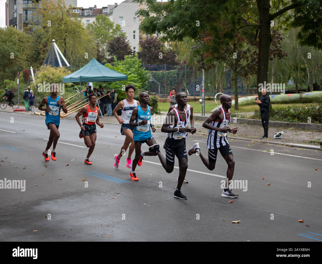 BERLIN, DEUTSCHLAND - 29. SEPTEMBER 2019: Gruppe am Berlin Marathon 2019 mit Abel Kipchumba und Yohanes Gebregergish in Berlin, Deutschland Stockfoto